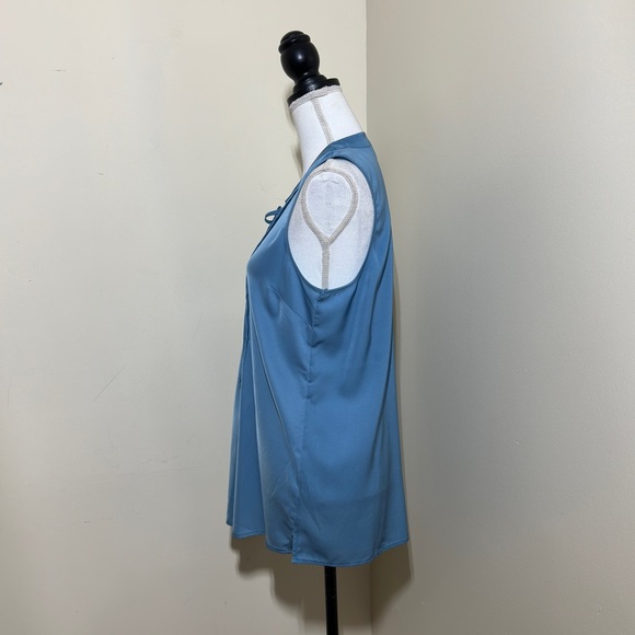 Daniel Rainn || Woman’s sleeveless blouse size Medium - Picture 2 of 6